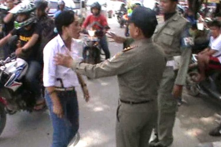 Tak terima kiosnya akan dibongkar, seorang perempuan nyaris membacok petugas Satpol PP Sultra di jalan Ahmad Yani Kendari.