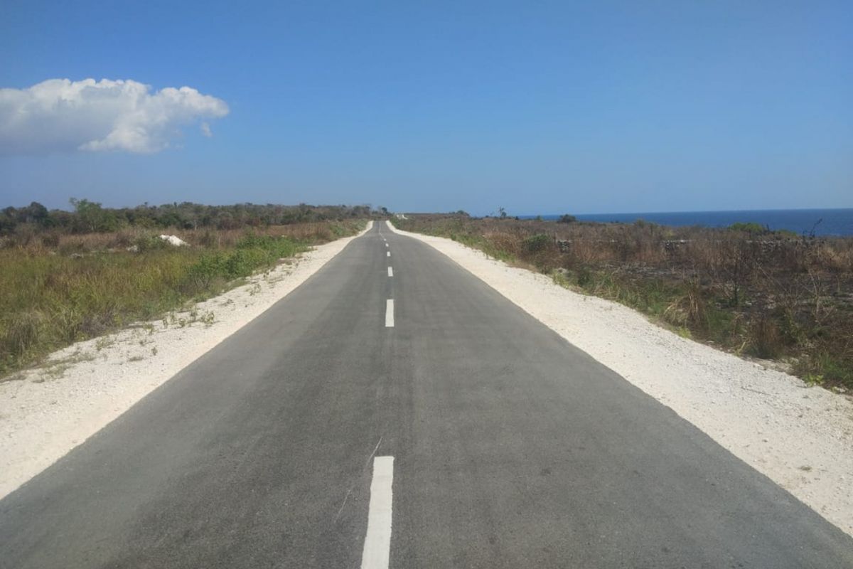 Akses jalan menuju tempat wisata Danau Wekuri di Kabupaten Sumba Barat Daya, NTT.