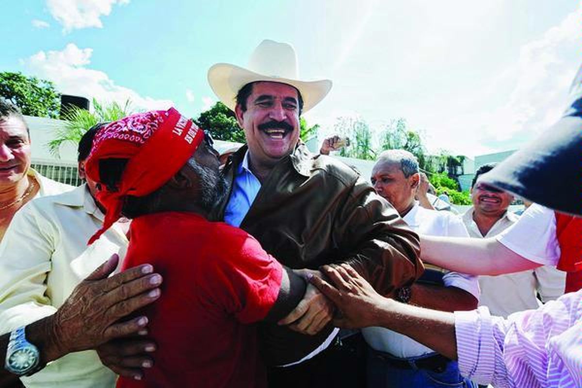 Manuel Zelaya (tengah), Presiden Honduras yang dijungkalkan, menyapa para pendukungnya di Kedutaan Besar Brasil di Honduras, Tegucigalpa, Honduras, Senin (21/9).