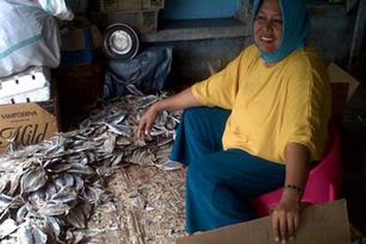 Damrah (46) seorang pengusaha ikan asin di Muara Angke, Penjaringan, Jakarta Utara. Senin (22/10/2012).  