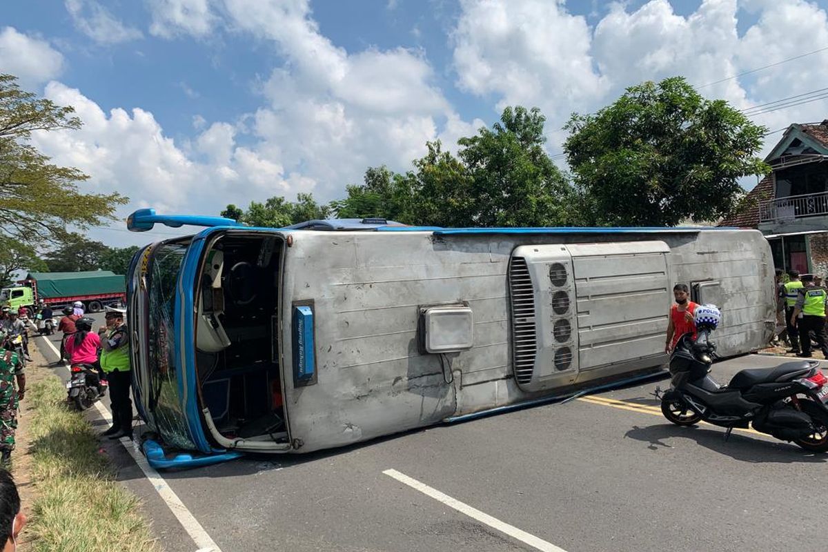 TERGULING--Inilah Bus Sugeng Rahayu tujuan Yogyakarta-Surabaya yang terguling di ruas jalan Madiun-Surabaya, Desa Balerejo, Kecamatan Balerejo, Kabupaten Madiun, Jawa Timur, Selasa (31/5/2022) siang. 