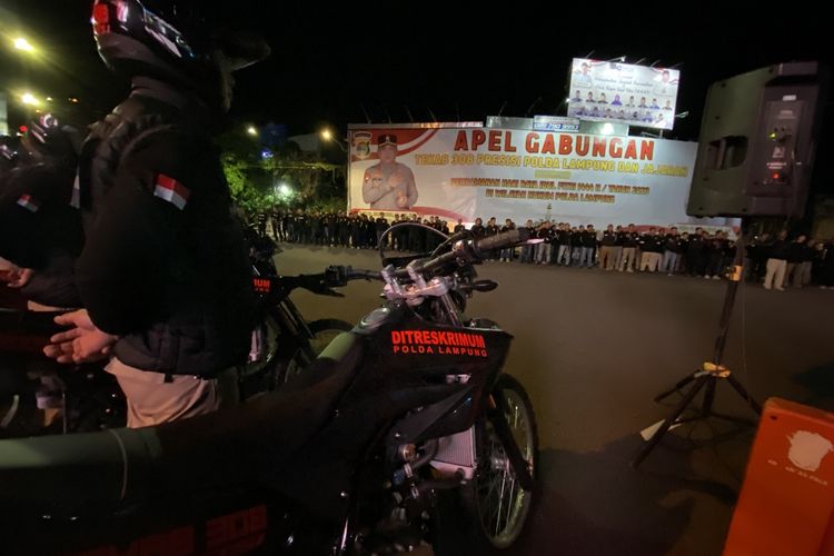 Anggota kepolisian yang ditugaskan mengamankan jalur mudik di wilayah Lampung, Sabtu (15/4/2023) malam.