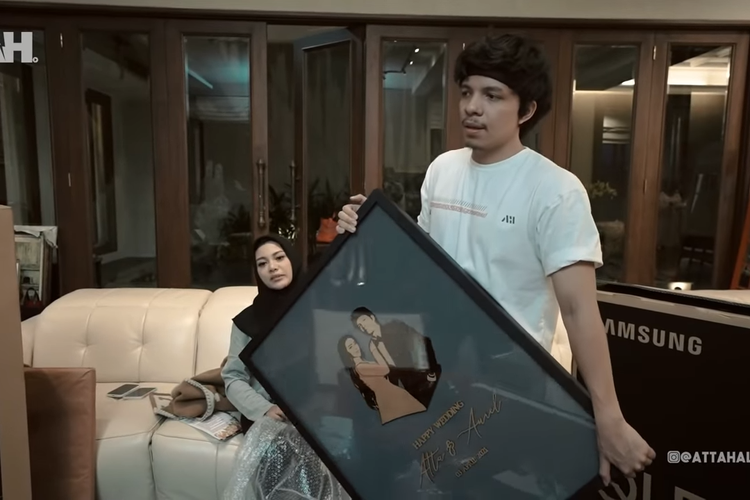 Atta Halilintar dan Aurel Hermansyah membuka kado pernikahan bingkai dari fans