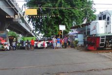 Sinyal Berbunyi, Pengendara Motor Tetap Terobos Pelintasan Tubagus Angke