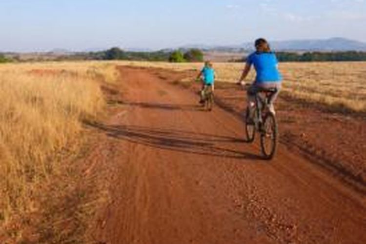 Keluarga Tim Rivernbark berkeliling dunia, salah satunya menikmati bersepeda di Swaziland.