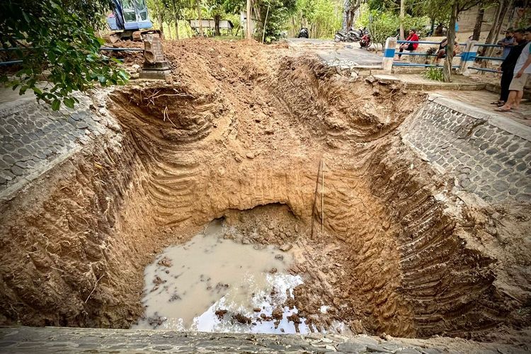 SUMBER AIR—Tim Balai Pelestarian Cagar Budaya (BPCB) Jawa Timur menemukan saluran air dan sumber air yang lokasinya berdekatan dengan kompleks makam dan masjid kuno Kuncen, Kecamatan Taman, Kota Madiun, Jawa Timur