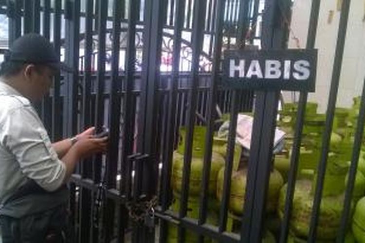 Seorang warga melihat tumpukan tabung elpiji kemasan 3 kilogram di Kota Kediri, Jawa Timur, Rabu (9/9/2015).