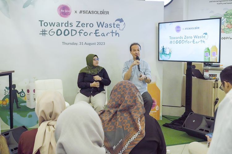 PT Sewu Segar Primatama kembali berkolaborasi bersama Seasoldier, melanjutkan misi Menuju 0 Sampah (Towards Zero Waste) yang befokus pada pengembalian sampah botol Re.juve dengan harapan dapat mengurangi sampah ke tempat pembuangan akhir (TPA) dan laut. Tampak CEO Re.juve Richard Anthony (kanan) dan COO Seasoldier Dinni Septianingrum, saat press conference di Jakarta, Kamis (31/8/2023).