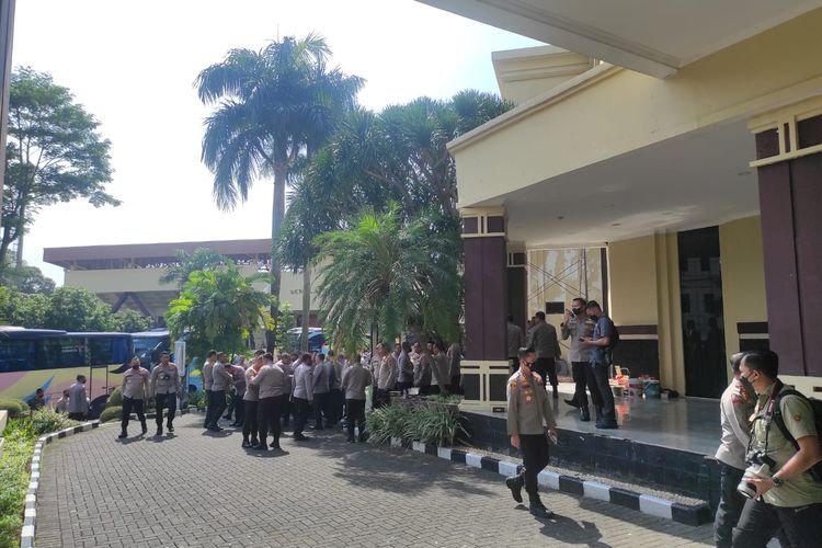 Sejumlah perwira Polri berkumpul di Lobi Auditorium Mutiara, Gedung STIK-PTIK, Jakarta, Jumat (14/10/2022).