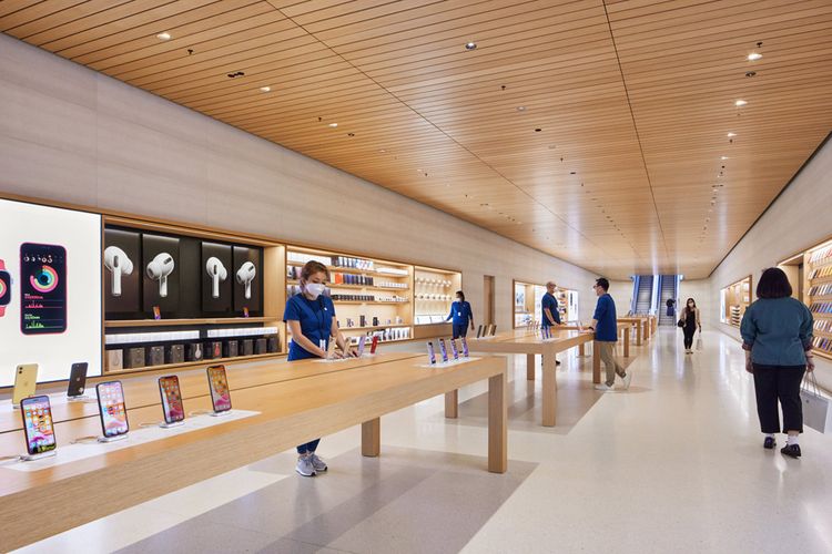 Tampilan ruangan bawah tanah Apple Marina Bay Sands yang diklaim sebagai ruang bawah tanah pertama di Apple Store. Ruangan ini bisa dipakai pengunjung, pengembang, hingga pebisnis, untuk berdiskusi dengan para karyawan Apple Store, atau biasa disebut Apple Genius. Tampak pula terdapat beragam aksesori Apple yang bisa didapatkan oleh pembeli.