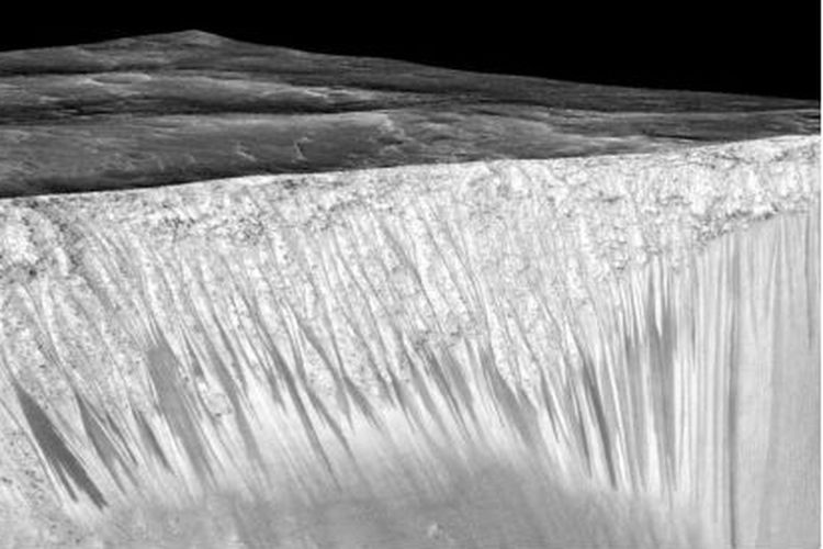 Mars juga menyimpan lereng berulang yang menunjukkan seperti arus yang mengalir menuruni lembah atau dikenal dengan Recurring Slope Lineae (RSL) di Kawah Hale.(NASA/JPL-Caltech/Univ. of Arizona)