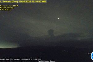 Gunung Semeru Luncurkan Awan Panas Disertai Letusan 1.000 Meter