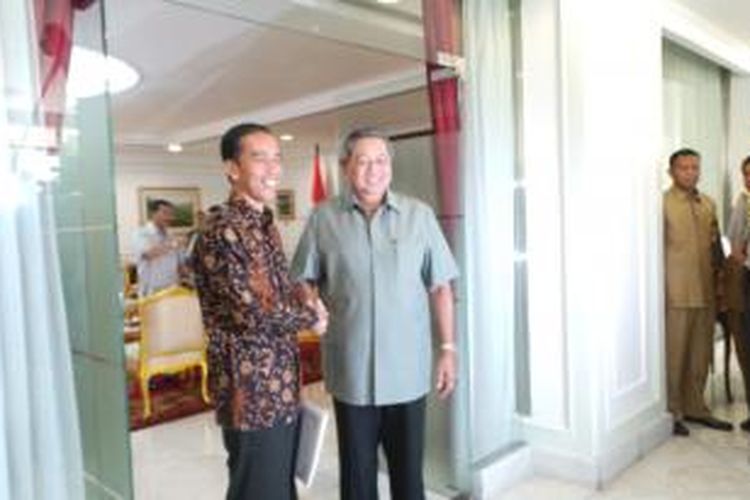 Presiden Susilo Bambang Yudhoyono (kanan) menyambut kedatangan Gubernur DKI Jakarta Joko Widodo di kantor kepresidenan, Selasa (13/5/2014). Jokowi hadir untuk mengajukan surat izin maju sebagai bakal calon presiden.
