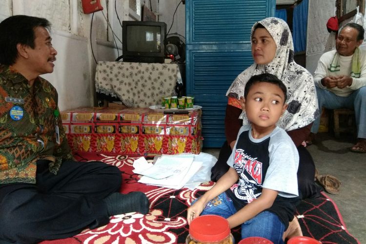 Jossy, anak laki laki asal Genteng Banyuwangi terlahir tidak memiliki anus dan alat kelamin bersama ibu dan kakeknya