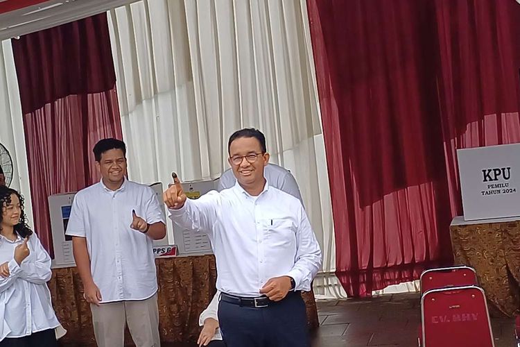 Calon presiden nomor urut 1 Anies Baswedan usai pencoblosan di TPS 60 RT 4 RW 6, Lebak Bulus, Jakarta Selatan, Rabu (14/2/2024).