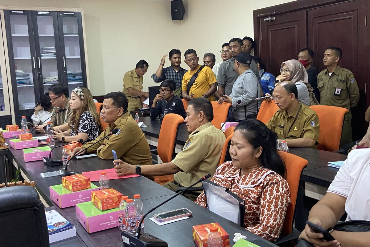 Pengusaha asal Surabaya Jan Hwa Diana dan mantan karyawannya Nila Handiyarti saat hearing di DPRD Surabaya, Selasa (15/4/2025)