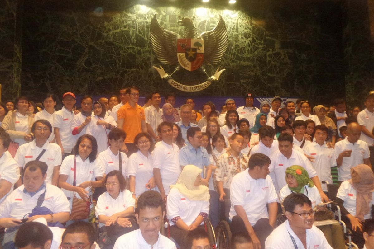 Dirut PT Transjakarta Budi Kaliwono bersama para penyandang disabilitas di Balai Kota DKI Jakarta, Jalan Medan Merdeka Selatan, Senin (17/4/2017). 