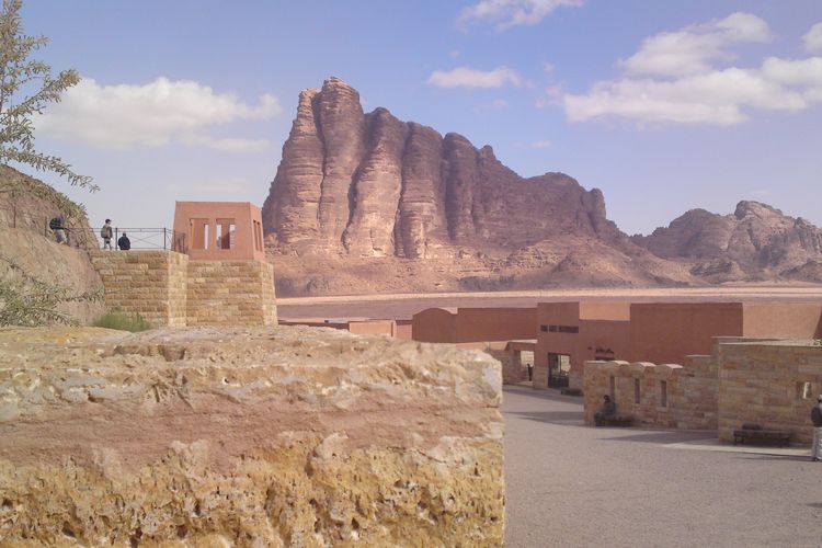 Pintu masuk ke Gurun Wadi Rum, Yordania. Gurun ini jadi salah satu lokasi syuting film John Wick 4.