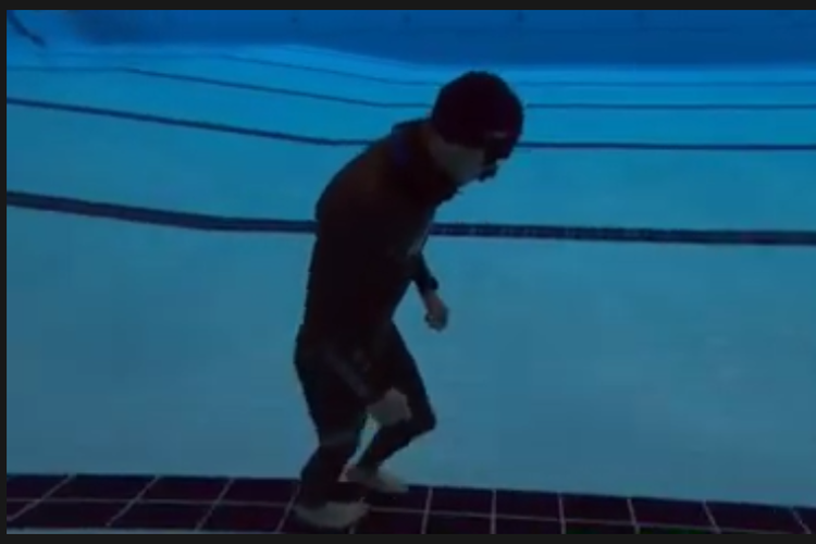 Boris Milosic, seorang penyelam asal Kroasia memecahkan rekor dunia berjalan kaki di bawah air sejauh 99,97 meter di dalam sebuah kolam renang.