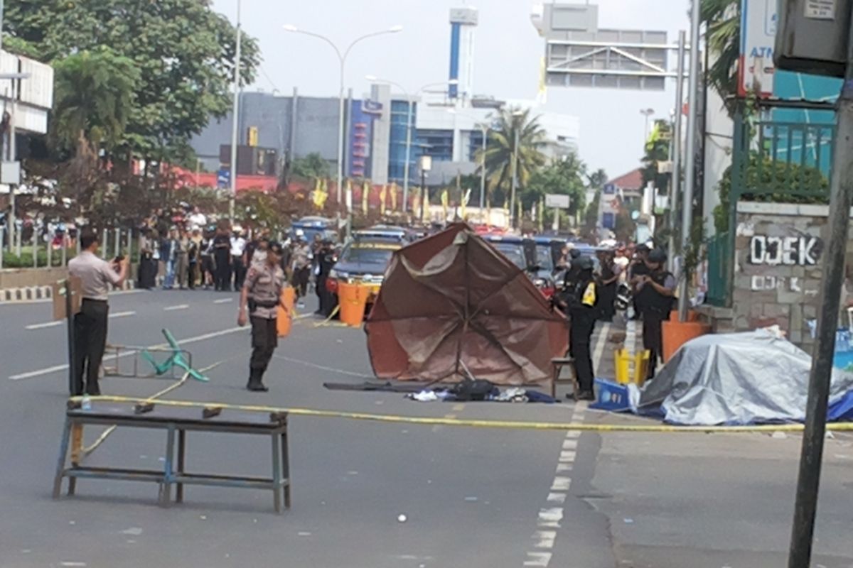 Tas berisi tumpukan baju yang diletakan di depan ITC Depok, tepatnya di depan jalur angkutan kota yang hendak masuk ke dalam Terminal Depok, Senin (3/7/2017). Tas tersebut pada awalnya dikira berisi bom.