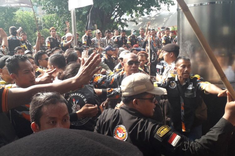 Massa pengunjuk rasa dari GMBI terlibat dorong-dorongan dengan aparat kepolisian di selasar lobi Gedung Merah Putih KPK, Rabu (6/11/2019) siang.