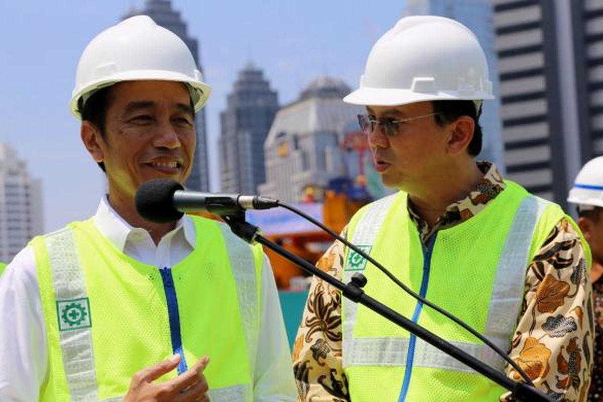 Presiden Joko Widodo saat memberikan keterangan pers setelah meninjau perkembangan proyek pembangunan simpang susun Semanggi, Jakarta, Kamis (23/2/2017). Pembangunan proyek yang diharapkan akan mengurai kemacetan lalu lintas di kawasan Semanggi tersebut ditargetkan selesai pada Agustus 2017.