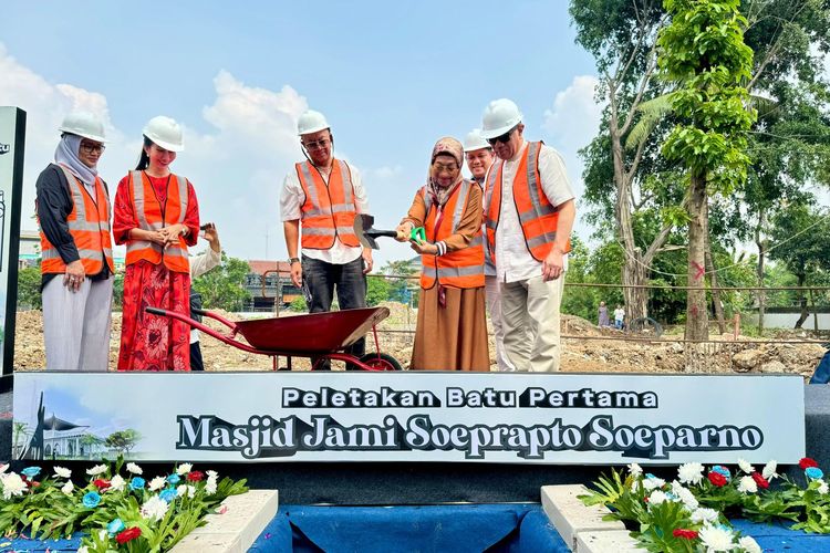 Hj Nuraini Soeprapto Soeparno, didampingi keluarga dan perwakilan JNE dan TIKI, melakukan peletakan batu pertama sebagai simbol dimulainya pembangunan Masjid Jami Soeprapto Soeparno.