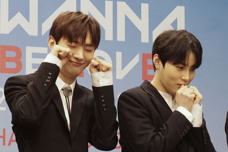 Kalau yang ini aegyo (pose imut) ala Yoon Jisung (kiri) dan Ha Sungwoon. 