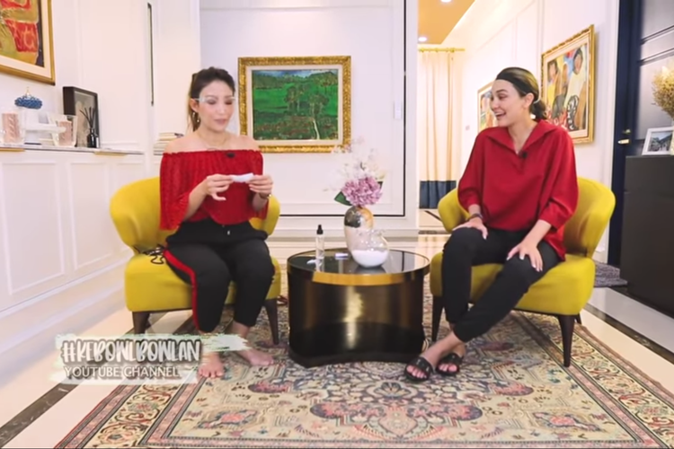 Presenter Ayu Dewi berbincang dengan Luna Maya