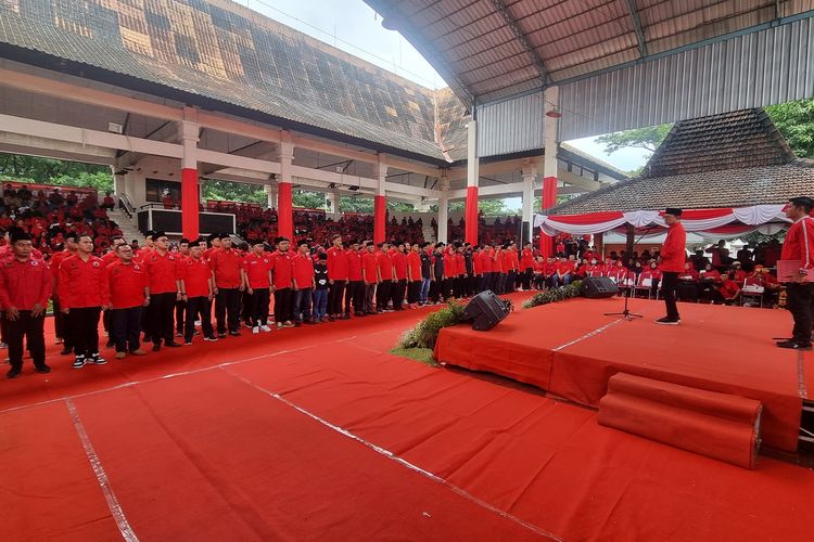 Suasana pelantikan Dewan Pimpinan Cabang (DPC) Banteng Muda Indonesia (BMI) se-Jatim. 