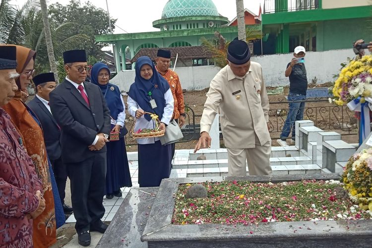 Gubernur Sumbar Mahyeldi menabur bunga di makam M Djamil di Kayu Tanam, Padang Pariaman, Sumbar, Kamis (2/11/2023)