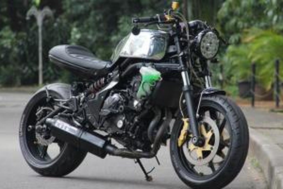 Kawasaki ER6n cafe racer milik Santo yang dirombak di Baru Motor Sport.