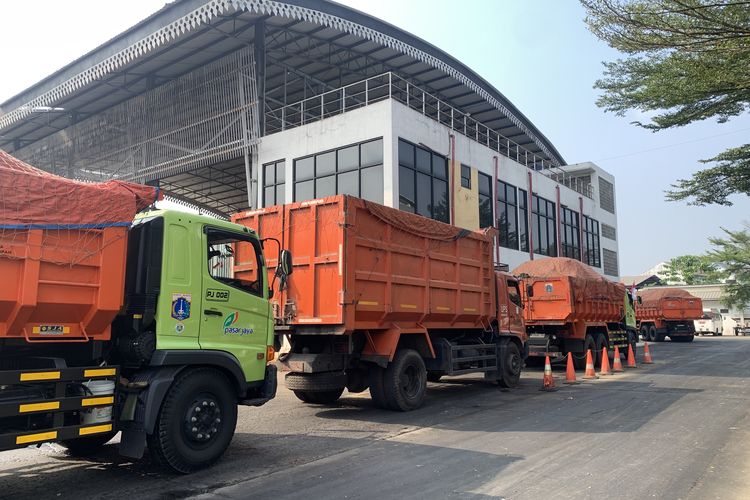 Truk Sampah Antre hingga 600 Meter di TPST Bantargebang, Lindi Menetes di Sepanjang Jalan