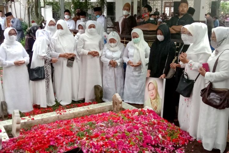 Makam adik kandung Gus Dur, Lily Chodijah Wahid atau yang akrab dipanggil Lily Wahid, di kompleks pemakaman keluarga Pesantren Tebuireng, Jombang, Jawa Timur.