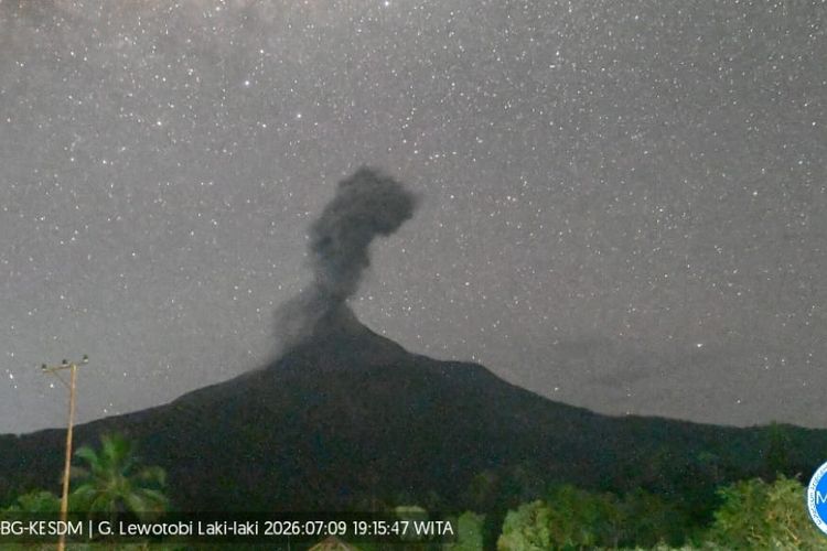 Malam Ini Gunung Lewotobi Meletus 2 Kali, Warga: Kami Pasrah dan Berdoa