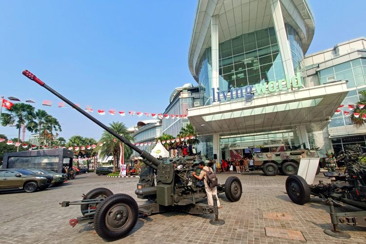 Pameran persenjataan TNI di Mal Living World Alam Sutera menyambut Hari Kemerdekaan RI