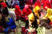 Libur Lebaran Jadi Panggung Budaya, Ratusan Warga Sumenep Adu Kreativitas Anyam Ketupat di Pantai Lombang