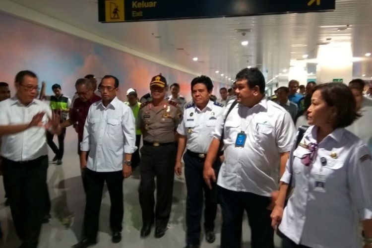 Menteri Perhubungan Budi Karya Sumadi bersama menteri PUPR dan pejabat lain saat meninjau Bandara Internasional Ahmad Yani Semarang, Selasa (5/6/2018) malam. 