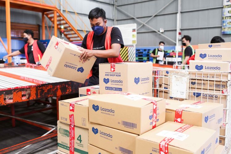 Pekerja di Gudang Lazada Logistics