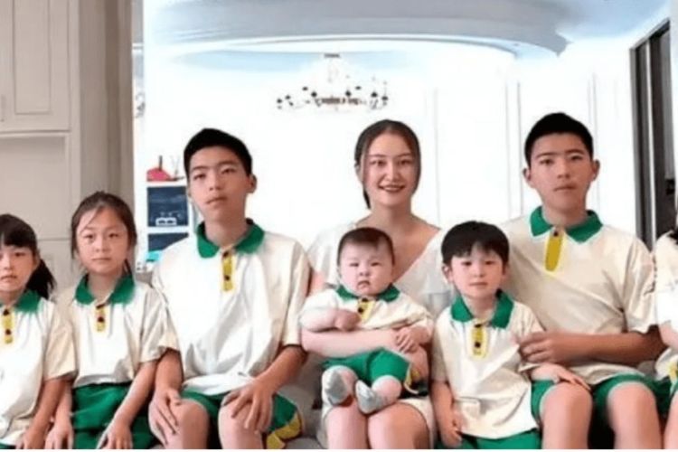 Tian Dongxia (tengah), ibu berusia 34 tahun di China, memiliki sembilan anak dan ingin mempunyai satu anak per zodiak.