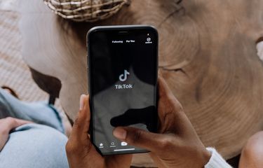 Cara melihat status aktivitas seseorang di TikTok.