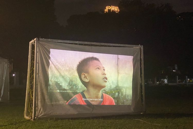 Pemutaran film pendek dari Docukids saat Festival Budaya Luhak Nan Tigo yang digelar pada Jumat (22/7/2022) di Lapangan Bola Masjid Agung Al-Azhar, Jakarta Selatan.