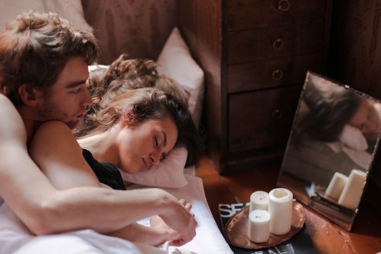 Tahukah Anda bahwa berhubungan seks dengan pasangan pada malam hari dapat meningkatkan kualitas tidur?