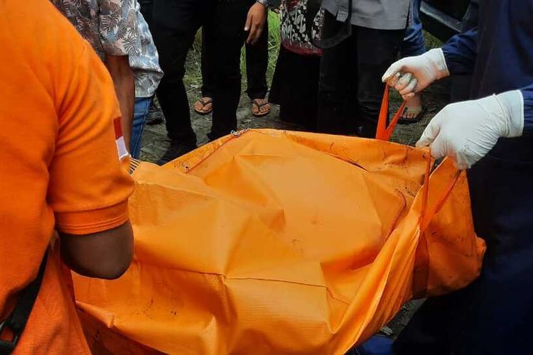 Petugas kepolisian mengevakuasi jenazah RH (34), seorang pegawai di Pengadilan Agama Kota Pekanbaru yang ditemukan tewas di rumahnya di Jalan Datuk Setia Maharaja, Kelurahan Tangkerang Labuai, Kecamatan Bukitraya, Pekanbaru, Riau, Kamis (28/1/2021).