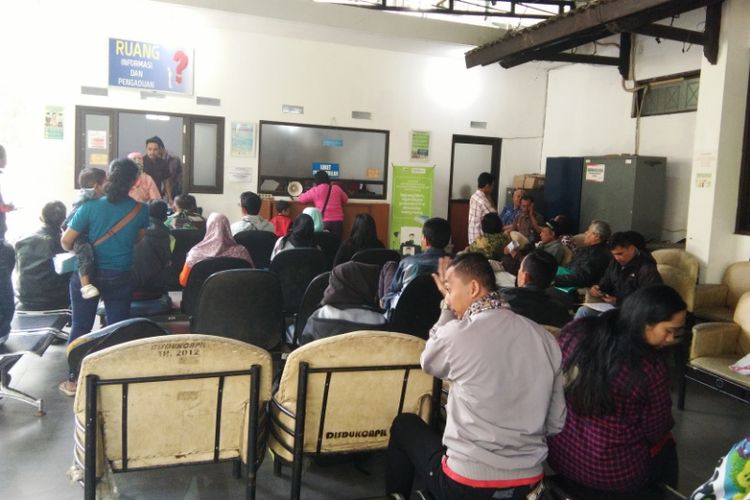 Sejumlah warga saat mengantre di Kantor Dinas Kependudukan dan Catatan Sipil Kota Bandung, Jalan Ambon, Kamis (3/5/2018).