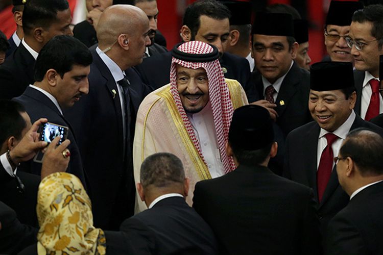 Raja Arab Saudi Salman bin Abdulaziz al-Saud didampingi Ketua DPR RI, Setya Novanto meninggalkan Gedung DPR, Kompleks Parlemen di Senayan, Jakarta, Kamis (2/3/2017). Kunjungan Raja Salman ke Indonesia dalam rangka kerja sama bilateral Indonesia - Arab Saudi.