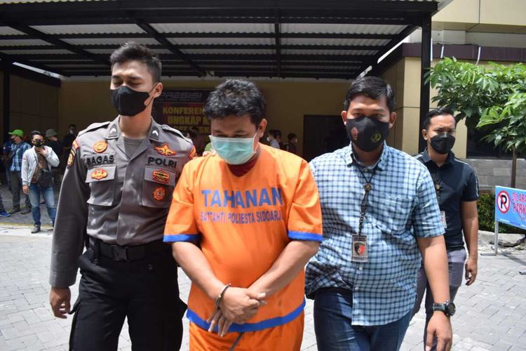 WS, Kades Klantingsari Kecamatan Tarik Sidoarjo ditangkap polisi karena kasus Pungli pengurusan surat tanah.