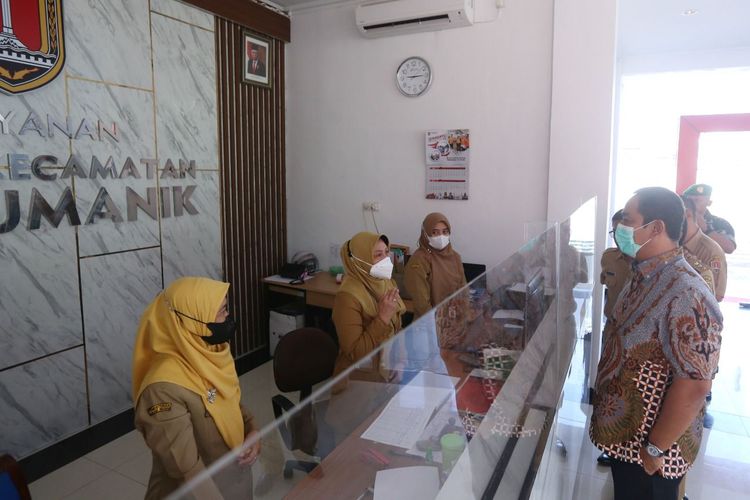 Wali Kota Semarang Hendrar Prihadi saat sidak di kantor kecamatan Banyumanik, Senin (9/5/2022)