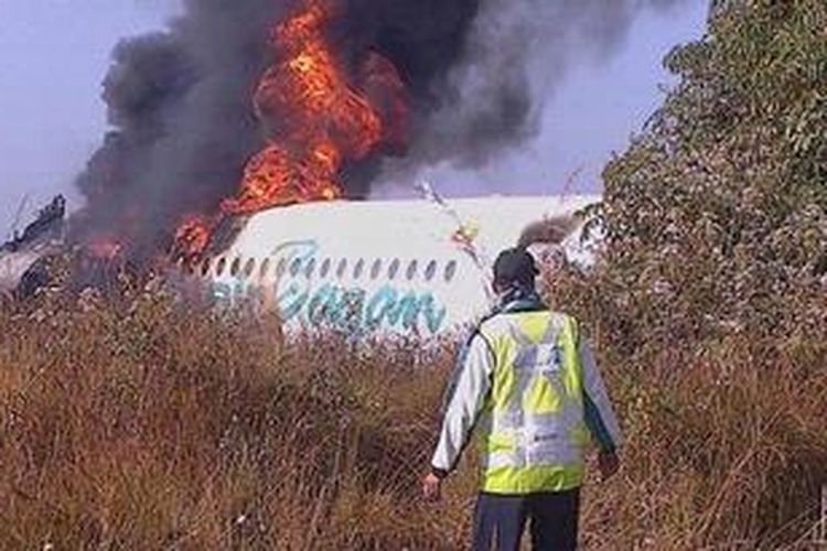 Pesawat Fokker 100 milik maskapai Air Bagan, Myanmar, mengalami kecelakaan saat mendarat di bandara Heho, Negara Bagian Shan, Selasa (25/12/2012), menewaskan dua orang.