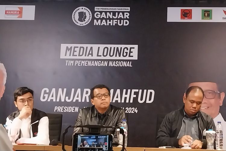 Tim Pemenangan Nasional (TPN) Ganjar-Mahfud ketika melakukan konferensi pers pengumuman juru bicara dan strategi debat capres-cawapres di Media Center TPN Ganjar-Mahfud, Jakarta Pusat, Senin (11/12/2023)